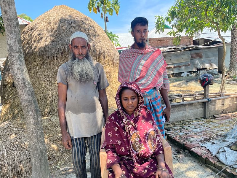 নাটোরের সিংড়ার সোহেল রানা ঢাকার বাইপাইলে পোশাক কারখানায় কাজ করতেন। বৈষম্যবিরোধী ছাত্র-জনতার অভ্যুত্থানে ৫ আগস্ট গুলিবিদ্ধ হয়ে মারা যান। মা–বাবা–ভাই তাঁর সেই করুণ মৃত্যুর কথা শোনান। শুক্রবার সকালে উপজেলার শোয়াইড় বালানপাড়া এলাকায় বাড়ির আঙিনায়