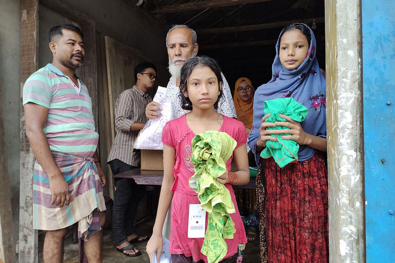 নোয়াখালীতে প্রথম আলো ট্রাষ্টের উদ্যোগে ৪৫০ জন বন্যার্ত মানুষের মাঝে নতুন কাপড় বিতরণ করা হয়েছে। আজ দুপুরে বেগমগঞ্জ উপজেলার ছয়ানী ইউনিয়নের বড় মেহেদীপুর গ্রামে