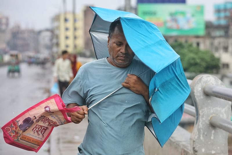 রাজধানীতে সারাদিনই ছিল গুঁড়ি গুঁড়ি বৃষ্টি আর ঝড়ো বাতাস। বাবু বাজার এলাকা