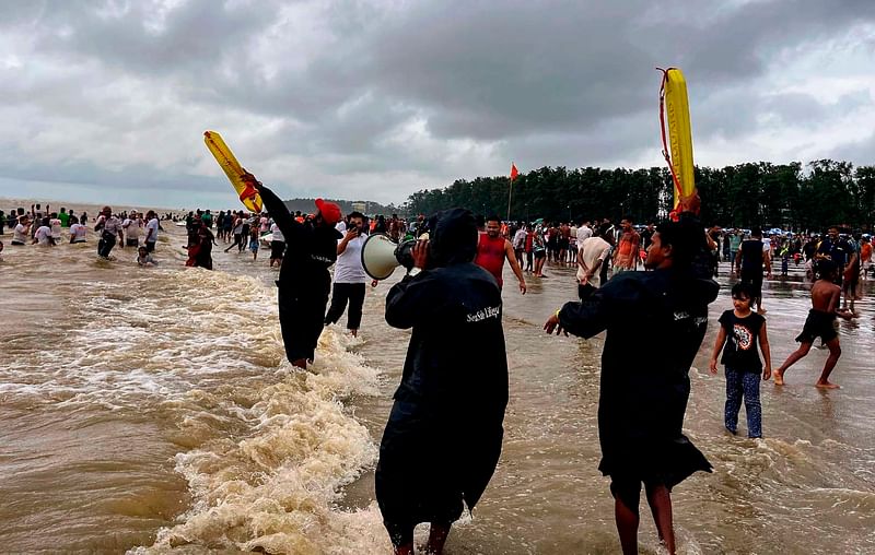 কক্সবাজারের উত্তাল সমুদ্রসৈকতে নেমেছেন অসংখ্য মানুষ। আজ শনিবার দুপুরে সুগন্ধা সমুদ্রসৈকতে