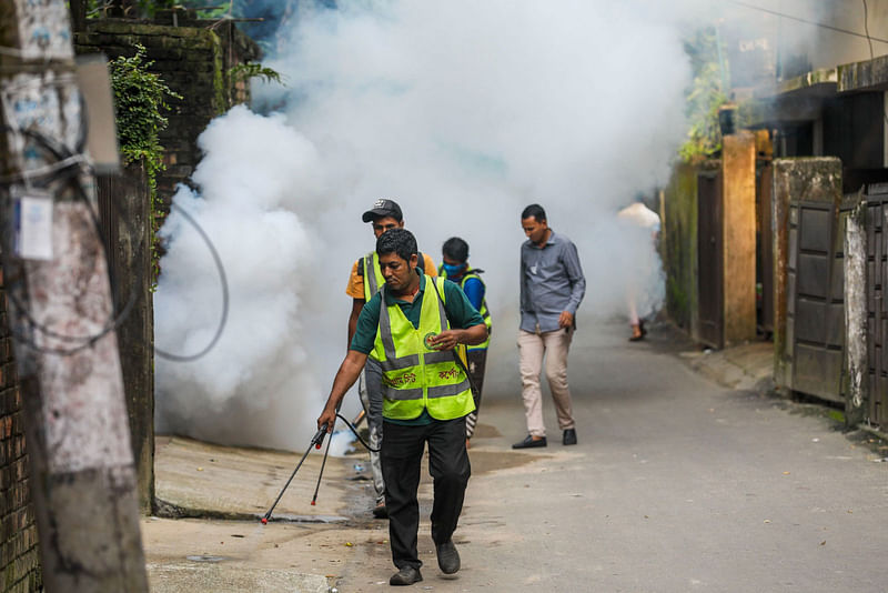 চট্টগ্রাম নগরের নন্দনকানন ১ নম্ব্র গলি এলাকায় মশার ওষুধ ছিটাচ্ছেন সিটি করপোরেশনের লোকজন। গতকাল বিকেল ৫টায়