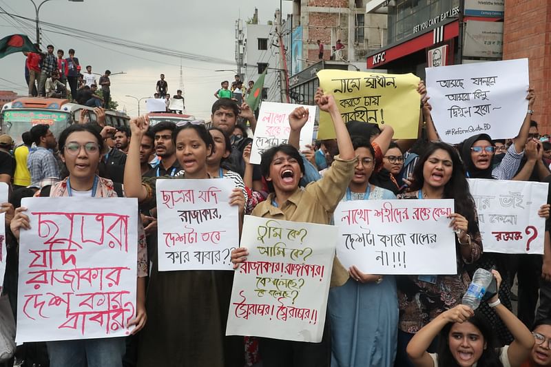 শেখ হাসিনার পতনের দাবিতে ক্ষোভ ও ব্যঙ্গাত্মক নানা স্লোগান দেন আন্দোলনকারীরা