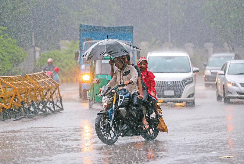 নিম্নচাপের কারণে সারা দিনই কমবেশি বৃষ্টি ঝরেছে। নানা কাজে বাইরে বের হওয়া মানুষকে পড়তে হয় বিপাকে। অনেকে ভিজে ভিজেই যান গন্তব্যে। গতকাল বিকেলে রাজধানীতে জাতীয় প্রেসক্লাব এলাকায়