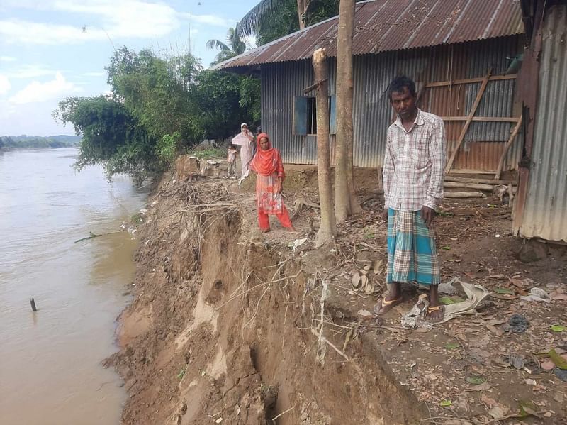 নদী ভাঙনের মুখে ঝুঁকি নিয়ে বসবাস করছেন গ্রামের বাসিন্দারা। সম্প্রতি মিরসরাইয়ের করেরহাট ইউনিয়নের পশ্চিম অলিনগরের মোল্লাবাড়ি এলাকা থেকে তোলা