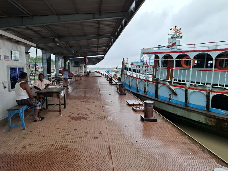 ঘাটে লঞ্চ নোঙর করে রাখা হয়েছে। আজ রোববার সকালে রাজবাড়ীর দৌলতদিয়া লঞ্চ ঘাটে