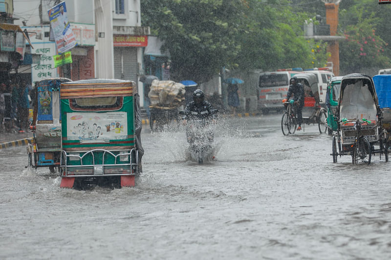 টানা বৃষ্টিতে খুলনা নগরের নিচু সড়ক পানিতে তলিয়ে গেছে। আজ রোববার বেলা এগারোটায় রয়েল মোড়ে