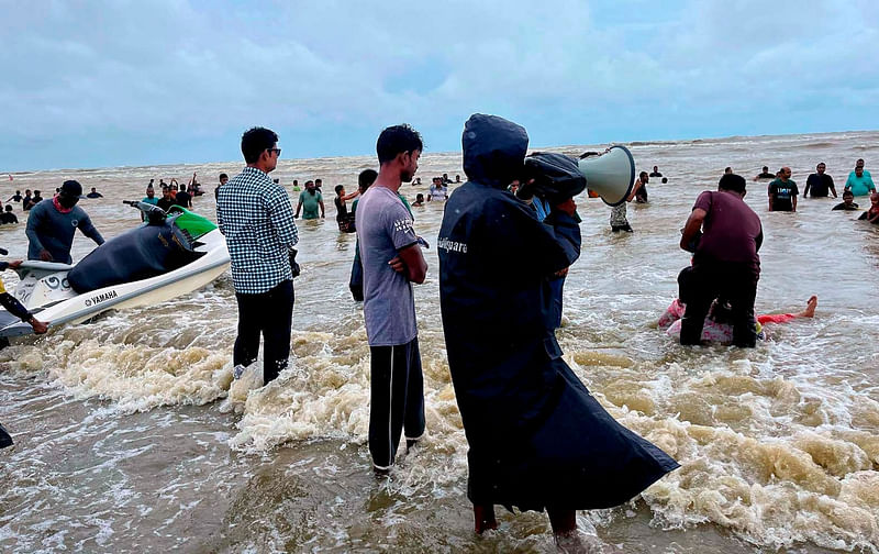 সাগর উত্তাল থাকায় সমুদ্রে গোসলে নামা পর্যকদের সতর্ক করছেন লাইফগার্ডের কর্মীরা। আজ দুপুরে কক্সবাজার সৈকতের সুগন্ধা পয়েন্টে