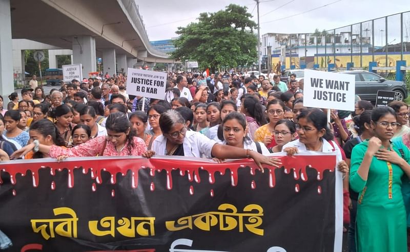 কলকাতায় চলছে চিকিৎসকদের বিক্ষোভ