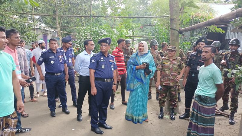 কিশোরগঞ্জের কুলিয়ারচরে হামলা ও সংঘর্ষের পর জেলা প্রশাসন, পুলিশ ও সেনা কর্মকর্তারা ঘটনাস্থল পরিদর্শন করেন। আজ বিকেলে উপজেলার ছয়সূতি বাসস্ট্যান্ড এলাকায়