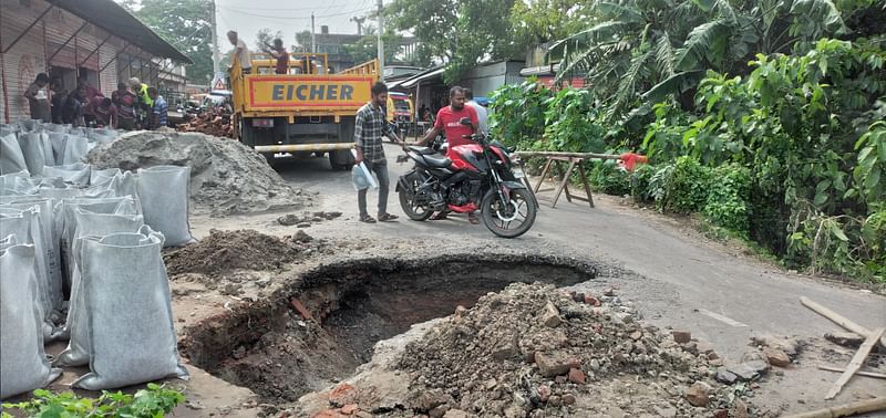 শরীয়তপুর জেলা শহরের প্রেমতলা এলাকায় শরীয়তপুর-নড়িয়া সড়কের ধসে যাওয়া অংশের সংস্কারকাজ চালানো হচ্ছে। আজ সকালে তোলা