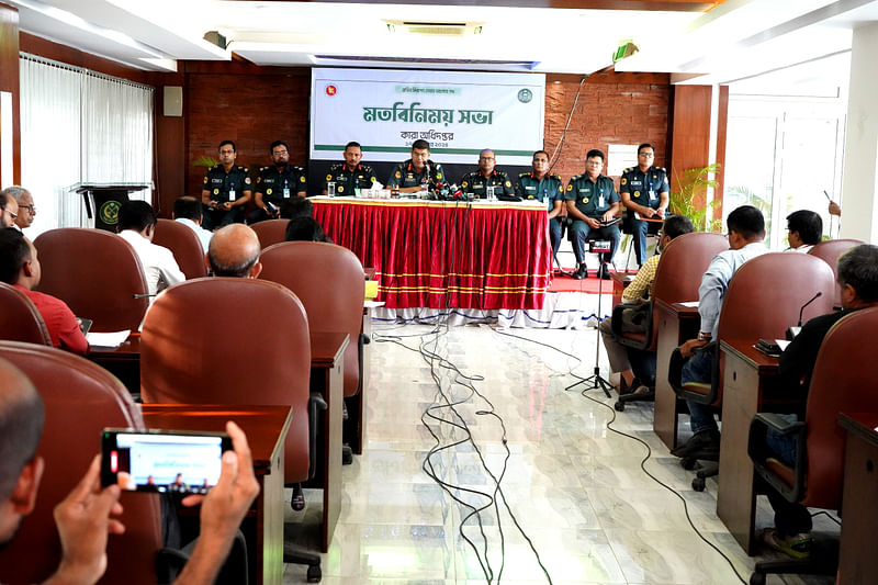 রাজধানীর বকশীবাজারে কারা অধিদপ্তর মিলনায়তনে এক মতবিনিময় সভায় বক্তব্য দেন কারা মহাপরিদর্শক ব্রিগেডিয়ার জেনারেল সৈয়দ মো. মোতাহের হোসেন। ঢাকা, ১৭ সেপ্টেম্বর