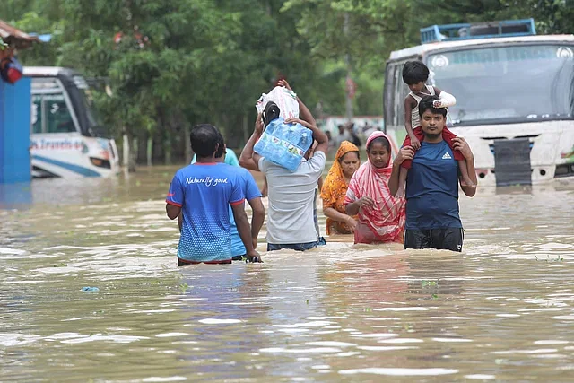 বন্যার সময় ফেনীর ফাজিলপুর রেলস্টেশনে আশ্রয় নিতে ছুটে যান বন্যাকবলিত এলাকার মানুষজন