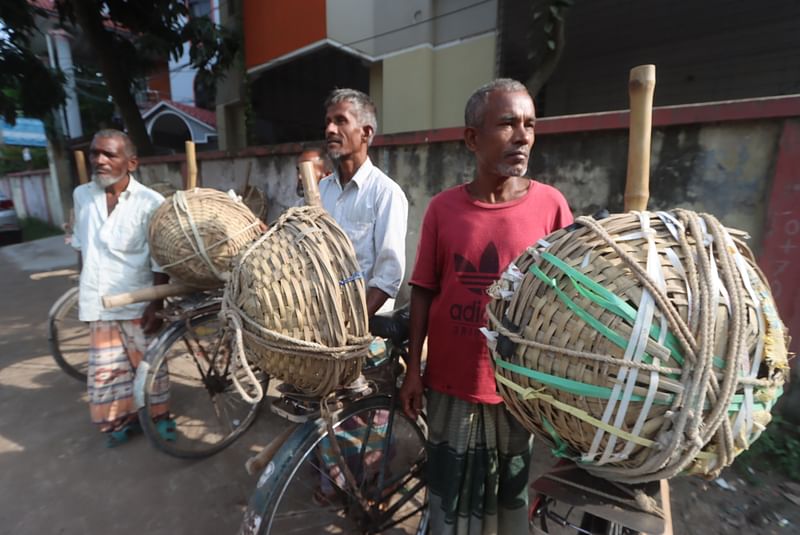 কাজের আশায় অপেক্ষা করছেন দিনমজুরেরা। আজ মঙ্গলবার সকালে রংপুর নগরের শিমুলবাগ এলাকায়