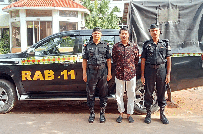 র‍্যাবের অভিযানে গ্রেপ্তার ইয়ার মোহাম্মদ ওরফে পারভেজ। গতকাল সোমবার দিবাগত রাতে তাঁকে নগরের চাষাঢ়া থেকে গ্রেপ্তার করে র‍্যাব