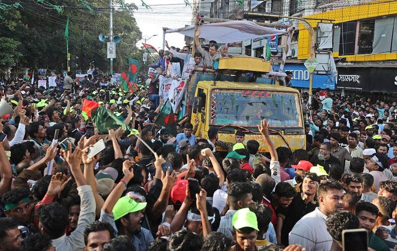 চট্টগ্রাম নগরের বিভিন্ন সড়ক প্রদক্ষিণ করে বিভাগীয় বিএনপির শোভাযাত্রা। আজ বিকেল চারটায় কাজীর দেউড়ি এলাকায়