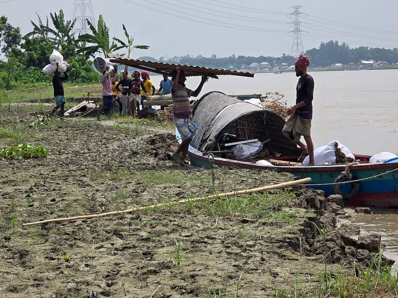 শরীয়তপুরের জাজিরার পাইনপাড়া এলাকায় পদ্মার ভাঙনের শিকার পরিবারগুলো বসতবাড়ি সরিয়ে নিচ্ছে