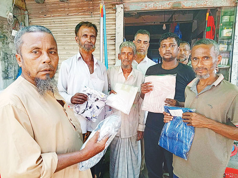 প্রথম আলো ট্রাস্টের বিতরণ করা পোশাক পেয়েছেন কয়েকজন। গতকাল ফেনীর দাগনভূয়া উপজেলার রাজাপুর সরকারি প্রাথমিক বিদ্যালয় প্রাঙ্গণে