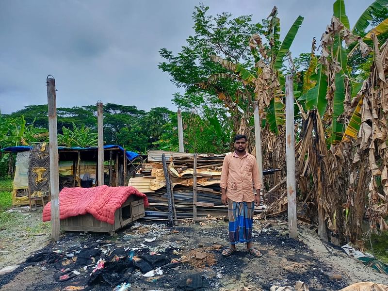 পুড়ে যাওয়া বসতঘরের দাঁড়িয়ে মনিরুজ্জামান। নোয়াখালী সদর উপজেলার এওজবালিয়া ইউনিয়নের চাড়ুবানু গ্রামে