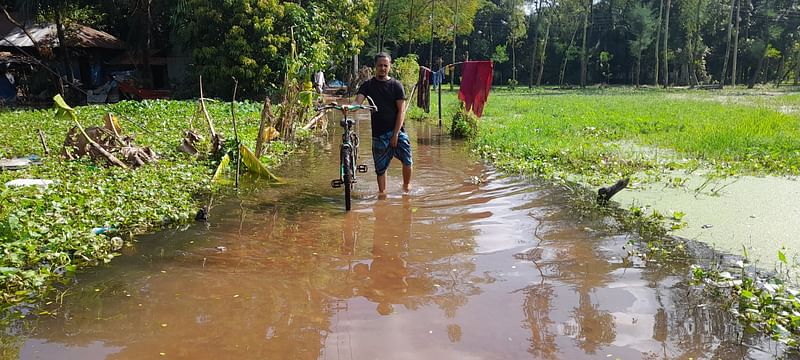 বন্যার পানি সৃষ্টি করেছে স্থায়ী জলাবদ্ধতা। ডুবে আছে গ্রামীণ সড়ক। গতকাল দুপুরে নোয়াখালী কাদিরহানিফ ইউনিয়নের কাঞ্চনপুর গ্রামে