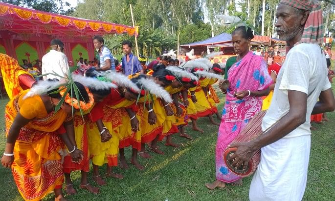 কারাম উৎসবে ক্ষুদ্র জাতিগোষ্ঠীর সাংস্কৃতিক দলের গান ও নাচ পরিবেশনা। বুধবার বিকেলে নওগাঁর মহাদেবপুর উপজেলার দেওয়ানপুর আদিবাসী সরকারি প্রাথমিক বিদ্যালয় মাঠে