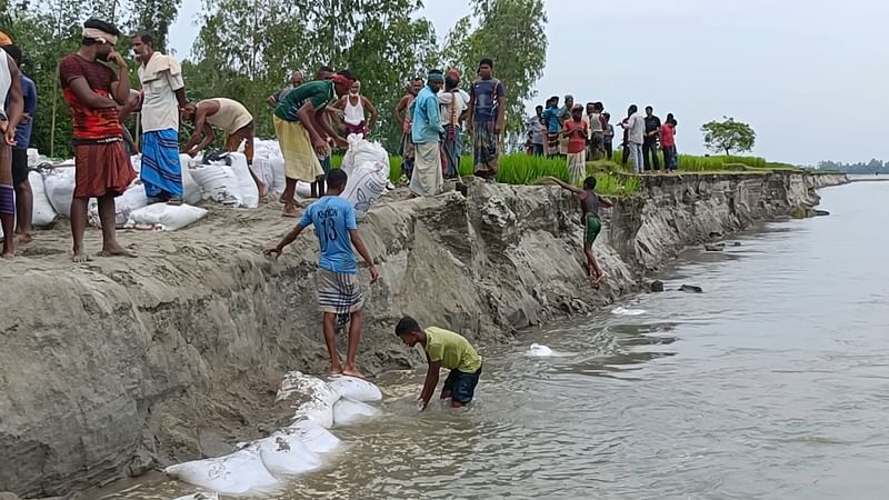 নিজেরা টাকা তুলে কুড়িগ্রামের ভূরুঙ্গামারী উপজেলার কালজানি নদের ভাঙন রোধে বাঁধ নির্মাণ শুরু করেছেন এলাকাবাসী