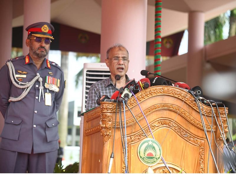 গাজীপুরের সফিপুরে আজ বুধবার আনসার ও গ্রাম প্রতিরক্ষা বাহিনীর বিসিএস (আনসার) ক্যাডার কর্মকর্তা ও রিক্রুট সিপাহিদের প্রশিক্ষণ সমাপনী কুচকাওয়াজে বক্তব্য দেন স্বরাষ্ট্র উপদেষ্টা লেফটেন্যান্ট জেনারেল (অব.) মো. জাহাঙ্গীর আলম চৌধুরী