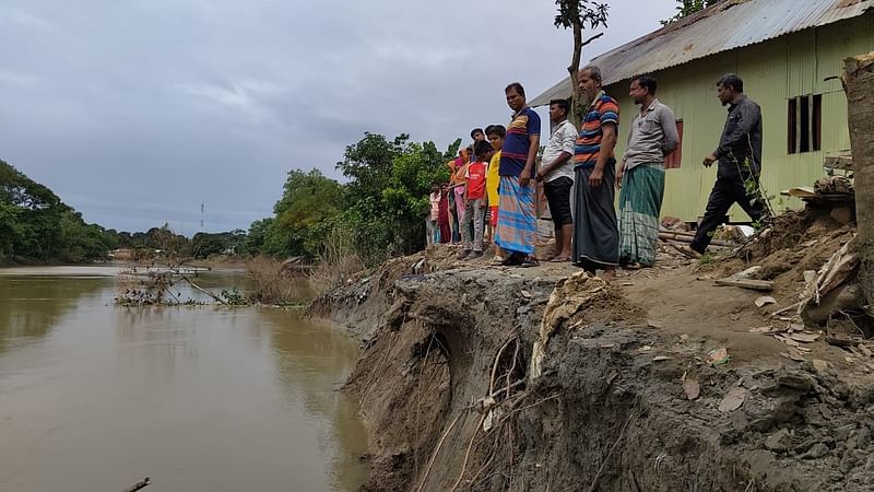 বন্যার পানি কমতেই কুমিল্লার মুরাদনগরে দেখা দিয়েছে গোমতী নদীর ভাঙন। গতকাল উপজেলা সদরের দিলালপুর-চৌধুরীকান্দি এলাকায়