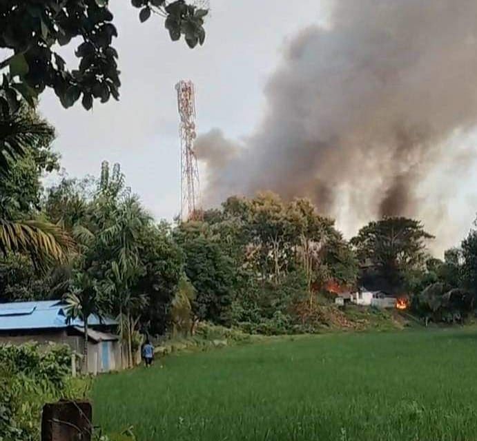 খাগড়াছড়ি জেলার দীঘিনালা উপজেলায় সংঘর্ষের পর ঘরবাড়ি ও দোকানে আগুন দেওয়া হয়। বৃহস্পতিবার বিকেলে লারমা স্কয়ারে