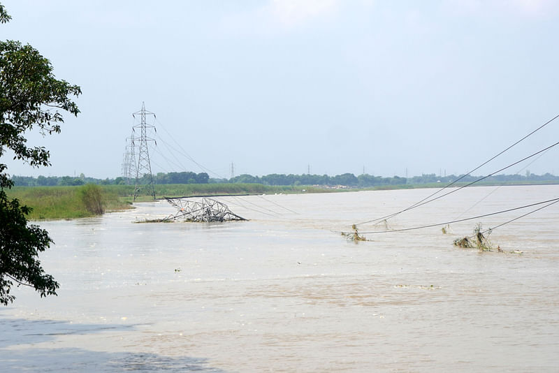 কুষ্টিয়া পদ্মা নদীর ভাঙনে বিলীন হয়েছে বিদ্যুতের জাতীয় গ্রিডের একটি টাওয়ার। বৃহস্পতিবার দুপুরে মিরপুর উপজেলার সাহেবনগর এলাকায়