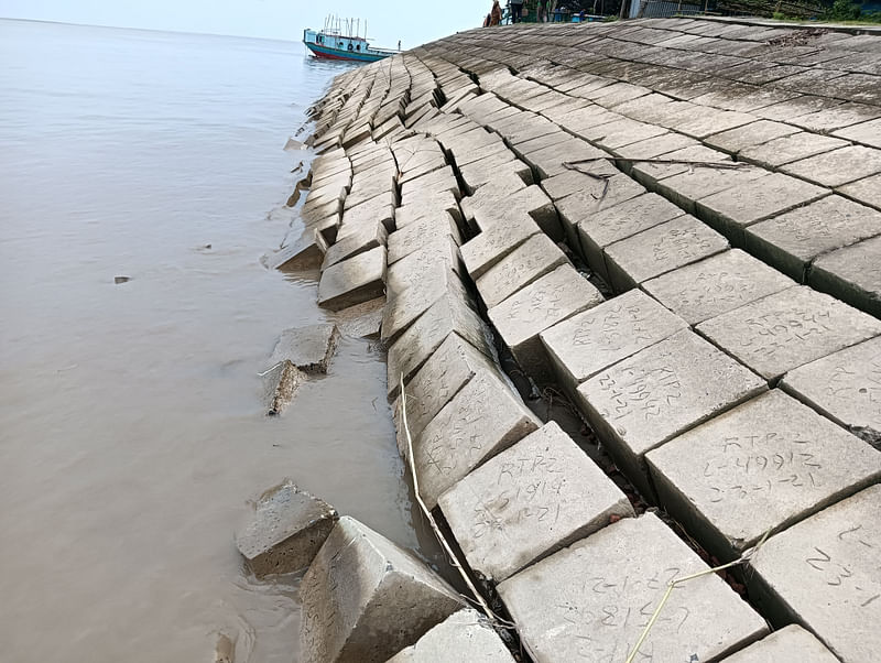 রাজবাড়ী সদরে পদ্মা নদীতে পানিপ্রবাহের তারতম্যের কারণে বালুভর্তি জিও ব্যাগ সরে গিয়ে সিসি ব্লকে ধস দেখা দিয়েছে। সম্প্রতি উড়াকান্দার পশ্চিম ভবদিয়া এলাকায়