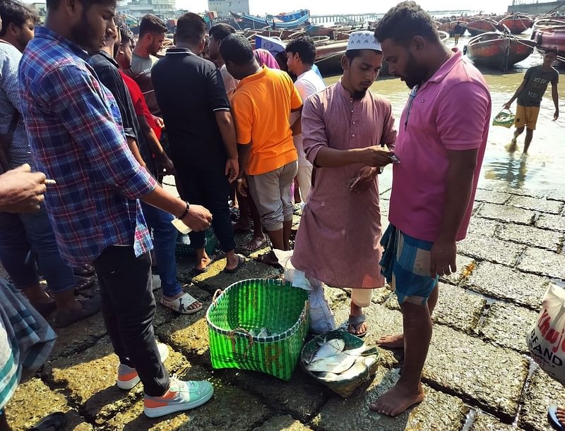 জেলেরা মাছ ধরে আনলেই ইলিশ কিনতে ঘাটে ভিড় করেন ক্রেতারা। গত মঙ্গলবার দুপুরে চট্টগ্রামের সীতাকুণ্ডের কুমিরা নৌঘাট এলাকায়