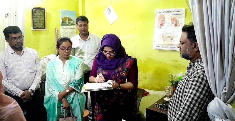 চিকিৎসকের ভুয়া পরিচয় দিয়ে চিকিৎসা করার দায়ে এস এম হান্নান নামে একজনকে লাখ টাকা জরিমানা করেন ইউএনও। বৃহস্পতিবার নাটোরের সিংড়া  উপজেলার কালীগঞ্জ বাজারে