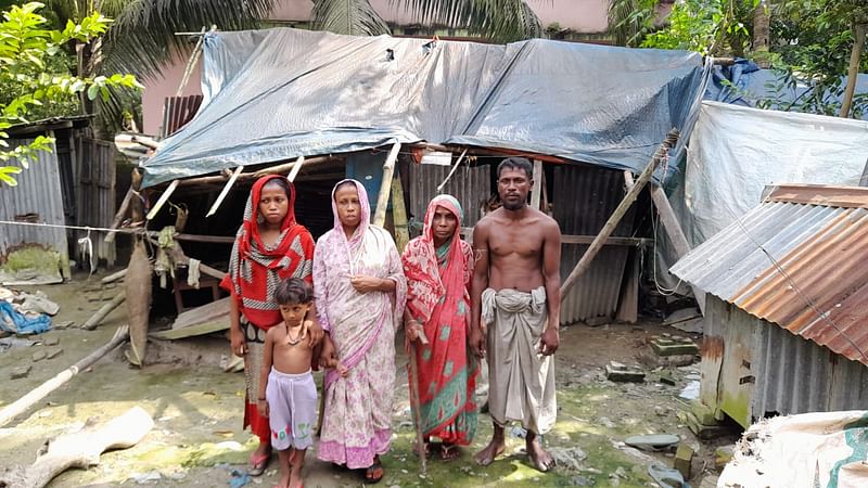 পরিবারের সদস্যদের সঙ্গে ইমাম উদ্দিন। বুধবার নোয়াখালীর কবিরহাট উপজেলার বাটইয়া ইউনিয়নের গাজীরবাগ গ্রামে