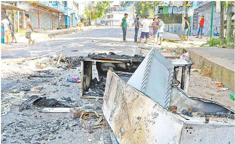 খাগড়াছড়ির দীঘিনালায় তিনজন নিহতের ঘটনার প্রতিবাদে রাঙামাটিতে পাহাড়ি ছাত্র পরিষদ বিক্ষোভ মিছিল করে। মিছিলটি শহরের বনরূপা এলাকায় পৌঁছালে জনতা তাঁদের ধাওয়া দিয়ে ছত্রভঙ্গ করে দেয়। পরে রাঙামাটির বিভিন্ন এলাকায় দোকানপাটে অগ্নিসংযোগ ও ভাঙচুর করে দুর্বৃত্তরা। গতকাল দুপুরে রাঙামাটি শহরের উত্তর কালিন্দীপুর এলাকায়