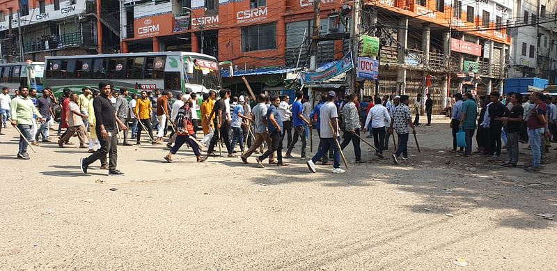 ঢাকা-নারায়ণগঞ্জ রুটে চলাচল করা সিটি বন্ধন বাসের নিয়ন্ত্রণ নিতে বিএনপির দুই পক্ষের নেতা-কর্মীদের সংঘর্ষ হয়েছে। রোববার দুপুরে নারায়ণগঞ্জ কেন্দ্রীয় বাস টার্মিনাল এলাকায়