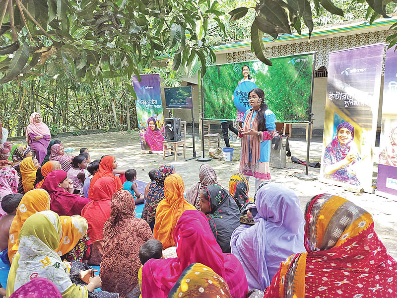 উঠান বৈঠকে আসা গ্রামীণ নারীদের বিভিন্ন সচেতনতামূলক বিষয়ের ওপর পরামর্শ দেওয়া হচ্ছে। ৯ সেপ্টেম্বর চাঁপাইনবাবগঞ্জ সদর উপজেলার চর অনুপনগর ঈদগাহ ময়দানে