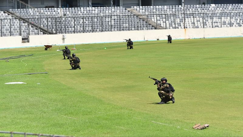 মিরপুর শেরেবাংলা স্টেডিয়ামে আজ সেনাবাহিনীকে মহড়া দিতে দেখা গেছে