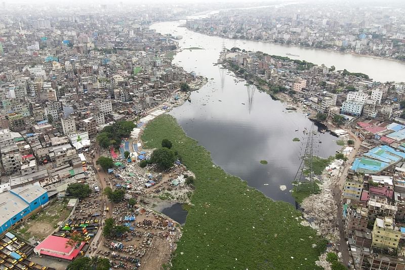 একই নদী অনেক নামে থাকে। আবার একই নদী অনেক জেলার ওপর দিয়ে যায়।