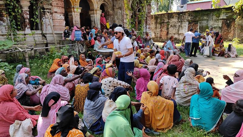 পাবনায় প্রতি বৃহস্পতিবার অসহায় মানুষকে খাবার খাওয়ানোর কাজ করেন একদল স্বেচ্ছাসেবী। বৃহস্পতিবার দুপুরে শহরের শহীদ আমিন উদ্দিন আইন কলেজ প্রাঙ্গণে