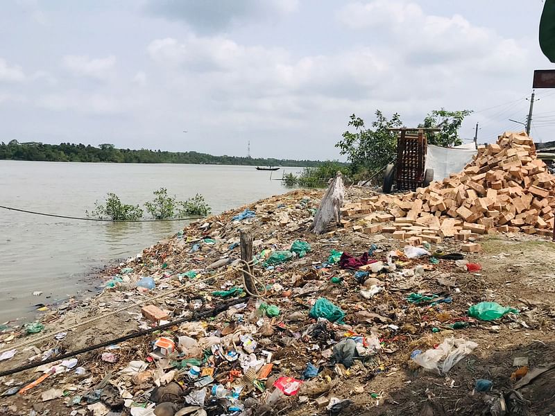 বাজারের ময়লা-আবর্জনা ফেলা হয়েছে নদে। ধীরে ধীরে ভরাটের পর দখল করা হয়। বাগেরহাট শহরের প্রধান কাঁচাবাজার–সংলগ্ন ভৈরব নদে