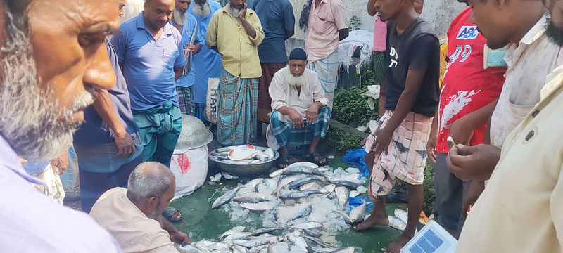 জয়পুরহাটের আক্কেলপুর রেলস্টেশন এলাকায় ইলিশ মাছের পাইকারি বাজার। গত শুক্রবার সকালে