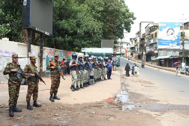 রাঙামাটি শহরের বনরূপায় সেনাবাহিনী ও পুলিশ সদস্যের উপস্থিতি। আজ সকাল দশটায়