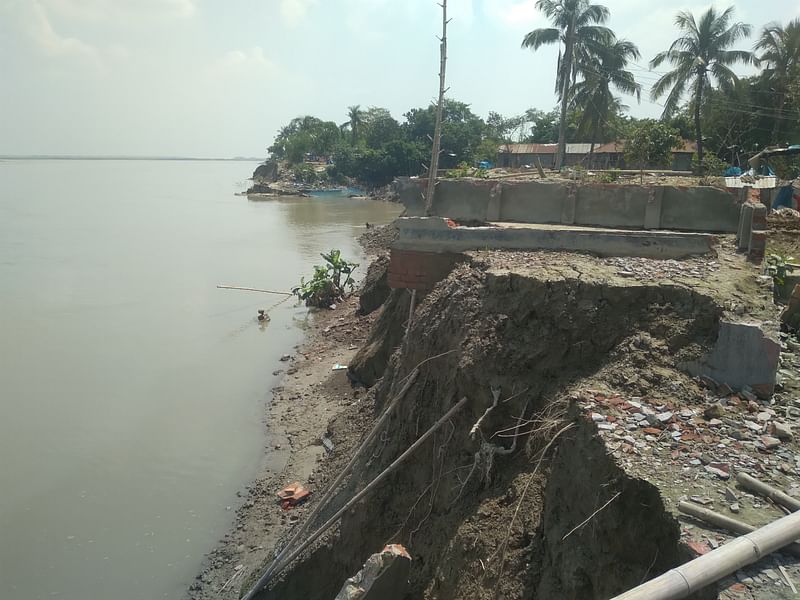 শাহজাদপুরে গত এক মাসে যমুনার ভাঙনে অনেকে ঘরবাড়ি ও ফসলি জমি হারিয়েছেন। গত বৃহস্পতিবার দুপুরে উপজেলার কৈজুরী ইউনিয়নের হাঁট পাঁচিল এলাকায়