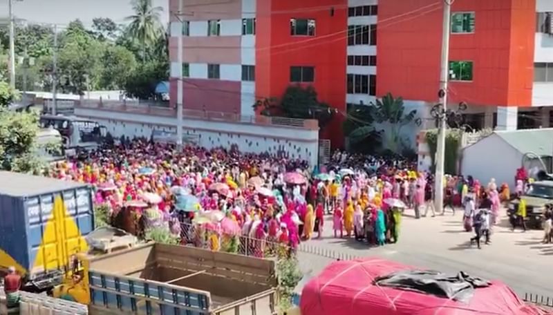 গাজীপুর সদর উপজেলার বাঘরবাজার এলাকায় মণ্ডল গ্রুপের মণ্ডল ইন্টিমিটস লিমিটেড কারখানার শ্রমিকদের বিক্ষোভ। আজ রোববার সকাল ১০টার দিকে