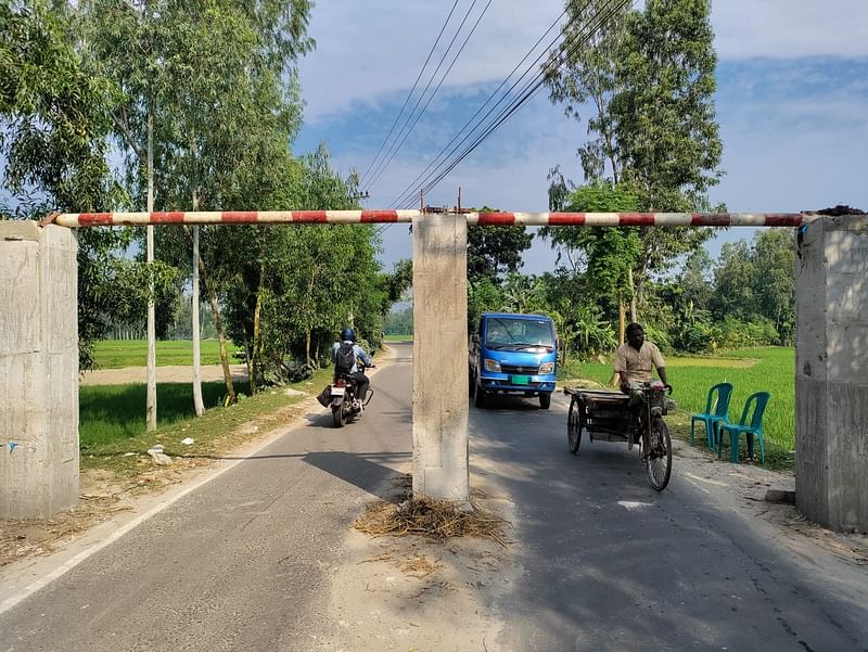 ভারী যান চলাচল বন্ধ রাখতে সড়কে প্রতিবন্ধক খুঁটি বসানো হয়েছে। রোববার লালমনিরহাট জেলার কালীগঞ্জ উপজেলার রুদ্রেশ্বর এলাকায়