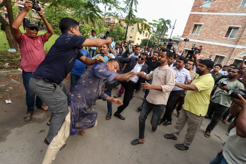 সাবেক প্রতিমন্ত্রী জাহিদ ফারুকের অনুসারী এক আওয়ামী লীগ সমর্থককে পেটাচ্ছেন বিএনপির নেতা-কর্মীরা। আজ বিকেলে বরিশাল আদালত চত্বরে