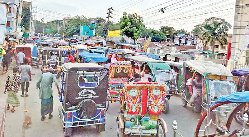 সড়কের যত্রতত্র অটোরিকশা দাঁড় করিয়ে রাখায় গাইবান্ধা শহরে যানজট সৃষ্টি হচ্ছে।  গত বৃহস্পতিবার শহরের ব্যস্ততম ব্রিজ রোডে