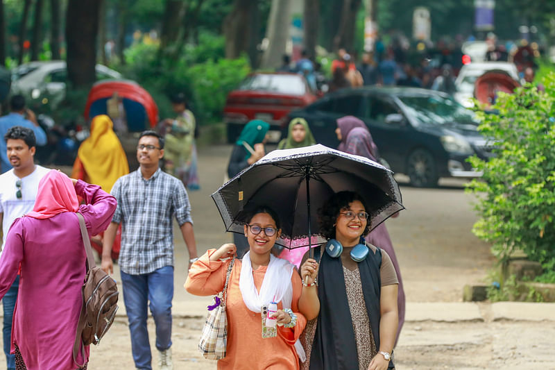 দীর্ঘদিন পর ঢাকা বিশ্ববিদ্যালয়ে ক্লাস–পরীক্ষা শুরু হয়েছে। এতে প্রাণ ফিরেছে শিক্ষার্থীদের মধ্যে। ঢাকা, ২৩ সেপ্টেম্বর