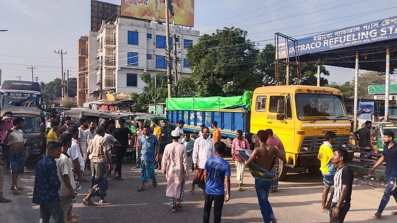 ঢাকা-ময়মনসিংহ মহাসড়কের দিঘারকান্দা বাইপাস এলাকায় অবরোধ করে বিক্ষোভ। আজ সোমবার সকালে