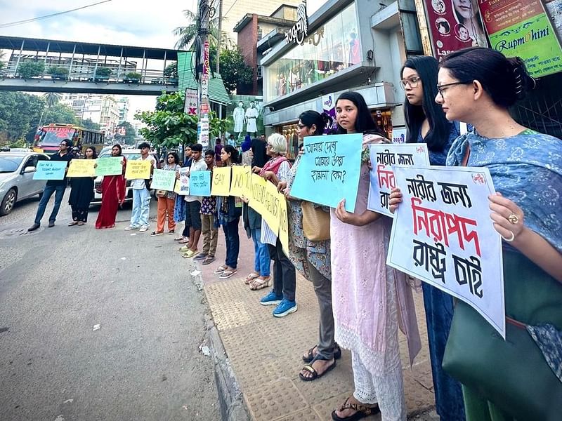 পর্বতারোহী শায়লা বিথীর ওপর হামলার ঘটনার প্রতিবাদে মানববন্ধন করেছে নারীদের এলাকাভিত্তিক বন্ধুত্বের নেটওয়ার্ক ‘শক্তি’